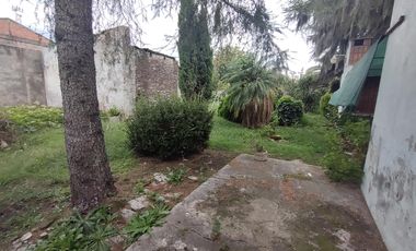 Amplia casa con terreno en  Peyrano