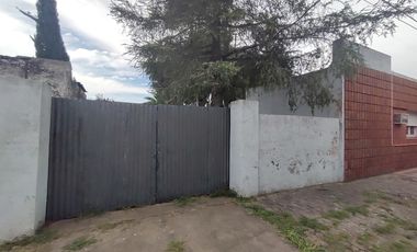 Amplia casa con terreno en  Peyrano