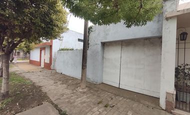 Amplia casa con terreno en  Peyrano