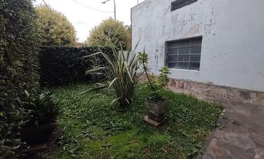 Amplia casa con terreno en  Peyrano