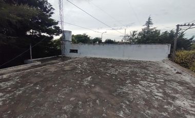 Amplia casa con terreno en  Peyrano