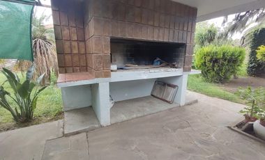 Amplia casa con terreno en  Peyrano