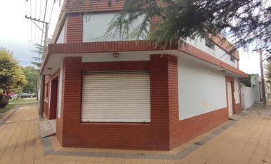 Amplia casa con terreno en  Peyrano