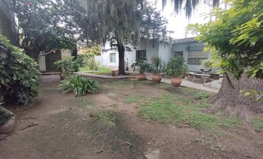 Amplia casa con terreno en  Peyrano