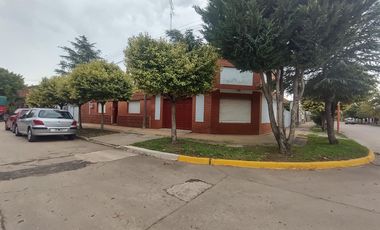 Amplia casa con terreno en  Peyrano