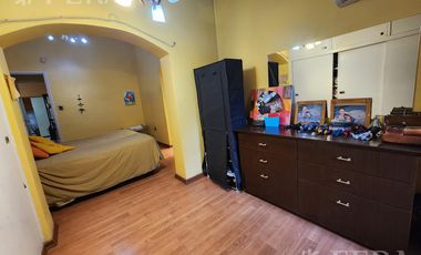 Venta casa de 3 ambientes con cochera y piscina en Quilmes