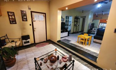 Venta casa de 3 ambientes con cochera y piscina en Quilmes