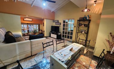 Venta casa de 3 ambientes con cochera y piscina en Quilmes