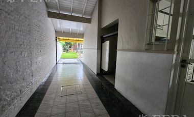 Venta casa de 3 ambientes con cochera y piscina en Quilmes
