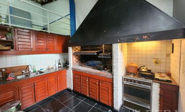 Venta casa de 3 ambientes con cochera y piscina en Quilmes
