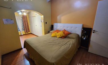 Venta casa de 3 ambientes con cochera y piscina en Quilmes