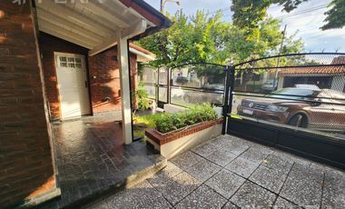 Venta casa de 3 ambientes con cochera y piscina en Quilmes