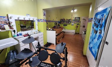 Venta casa de 3 ambientes con cochera y piscina en Quilmes