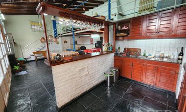 Venta casa de 3 ambientes con cochera y piscina en Quilmes
