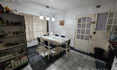 Venta casa de 3 ambientes con cochera y piscina en Quilmes