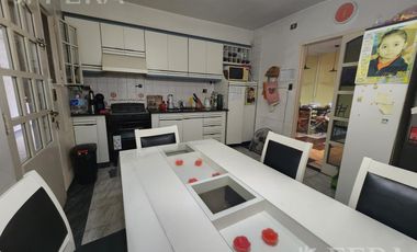 Venta casa de 3 ambientes con cochera y piscina en Quilmes