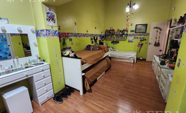 Venta casa de 3 ambientes con cochera y piscina en Quilmes