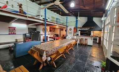 Venta casa de 3 ambientes con cochera y piscina en Quilmes
