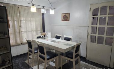 Venta casa de 3 ambientes con cochera y piscina en Quilmes