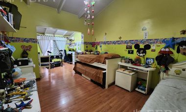 Venta casa de 3 ambientes con cochera y piscina en Quilmes