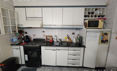 Venta casa de 3 ambientes con cochera y piscina en Quilmes
