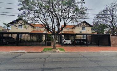 Increíble Dúplex en Complejo Cerrado: 4 ambientes, Patio y Cochera - en Venta.