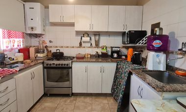 Increíble Dúplex en Complejo Cerrado: 4 ambientes, Patio y Cochera - en Venta.
