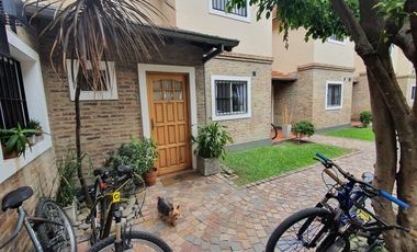 Increíble Dúplex en Complejo Cerrado: 4 ambientes, Patio y Cochera - en Venta.