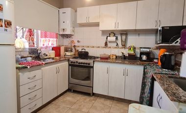 Increíble Dúplex en Complejo Cerrado: 4 ambientes, Patio y Cochera - en Venta.