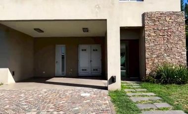 Casa 5amb con piscina - Barrio Privado Los Troncos