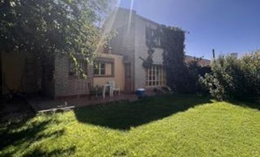 VENTA de DOS CASAS con amplio Jardín - Neuquén Capital