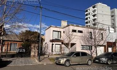 VENTA de DOS CASAS con amplio Jardín - Neuquén Capital