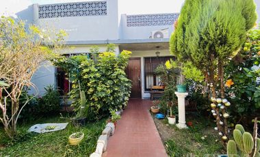 Venta de casa con cochera y terraza en Wilde