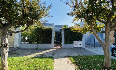Venta de casa con cochera y terraza en Wilde