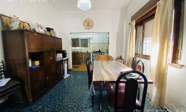 Venta de casa con cochera y terraza en Wilde