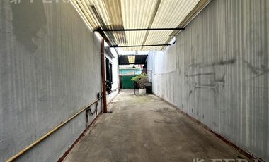 Venta de casa con cochera y terraza en Wilde
