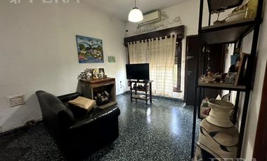 Venta de casa con cochera y terraza en Wilde