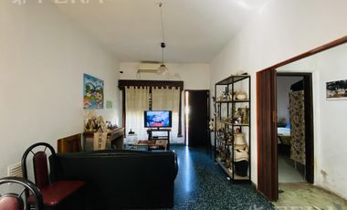 Venta de casa con cochera y terraza en Wilde