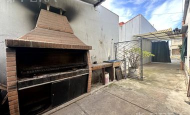 Venta de casa con cochera y terraza en Wilde