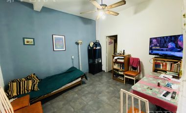 Venta de casa con cochera y terraza en Wilde