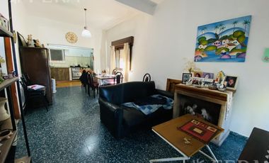 Venta de casa con cochera y terraza en Wilde
