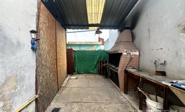 Venta de casa con cochera y terraza en Wilde