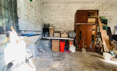 Venta de casa con cochera y terraza en Wilde