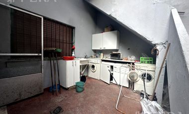 Venta de casa con cochera y terraza en Wilde