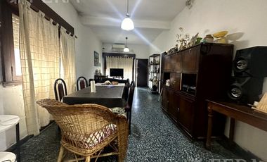 Venta de casa con cochera y terraza en Wilde