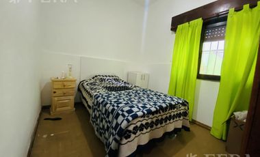 Venta de casa con cochera y terraza en Wilde