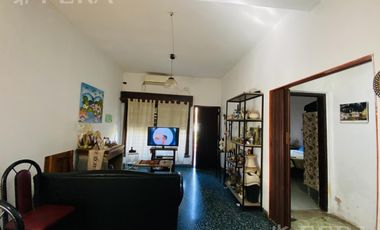 Venta de casa con cochera y terraza en Wilde