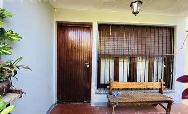 Venta de casa con cochera y terraza en Wilde