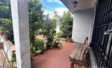 Venta de casa con cochera y terraza en Wilde