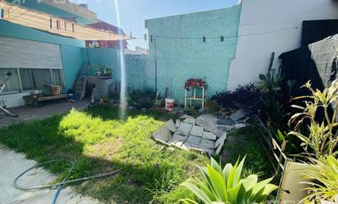 Venta de casa con cochera y terraza en Wilde